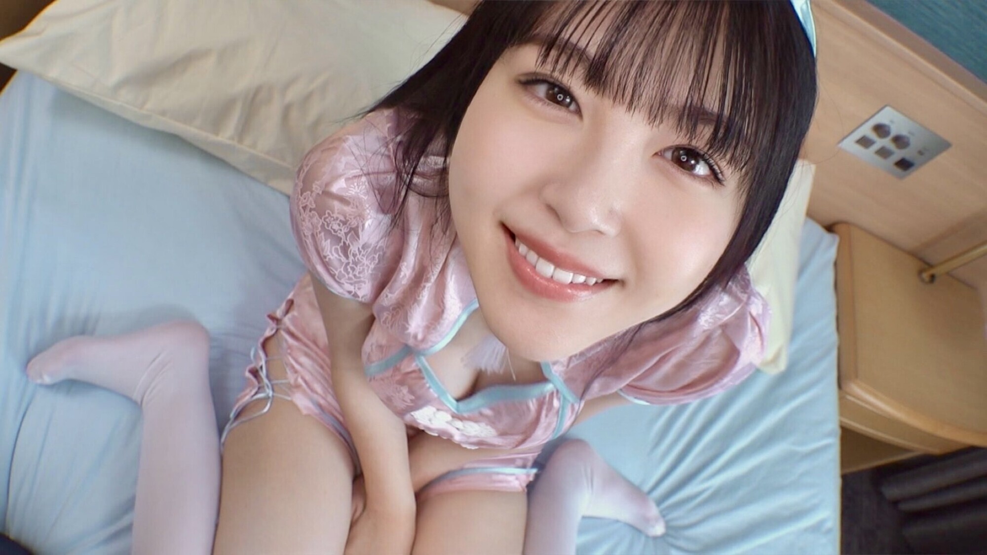 モデル志望の美乳娘に卑猥コスプレ面接 押し倒されて拒否できず剛毛まんまんに生ハメ！おっぱいが圧し潰されるほどに中出し発情Gカップバニー！ 画像3