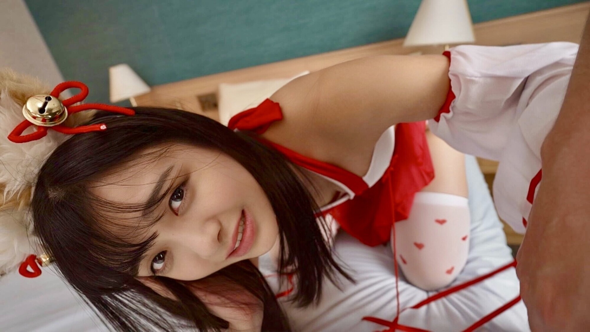モデル志望の元気娘に卑猥コスプレ面接 なし崩しに触られてパンティヌレヌレ敏感ボディ！喉奥圧迫イラマに泣きながら嬉しイき！激しくケツ振り乱してドM開花中出し 画像4
