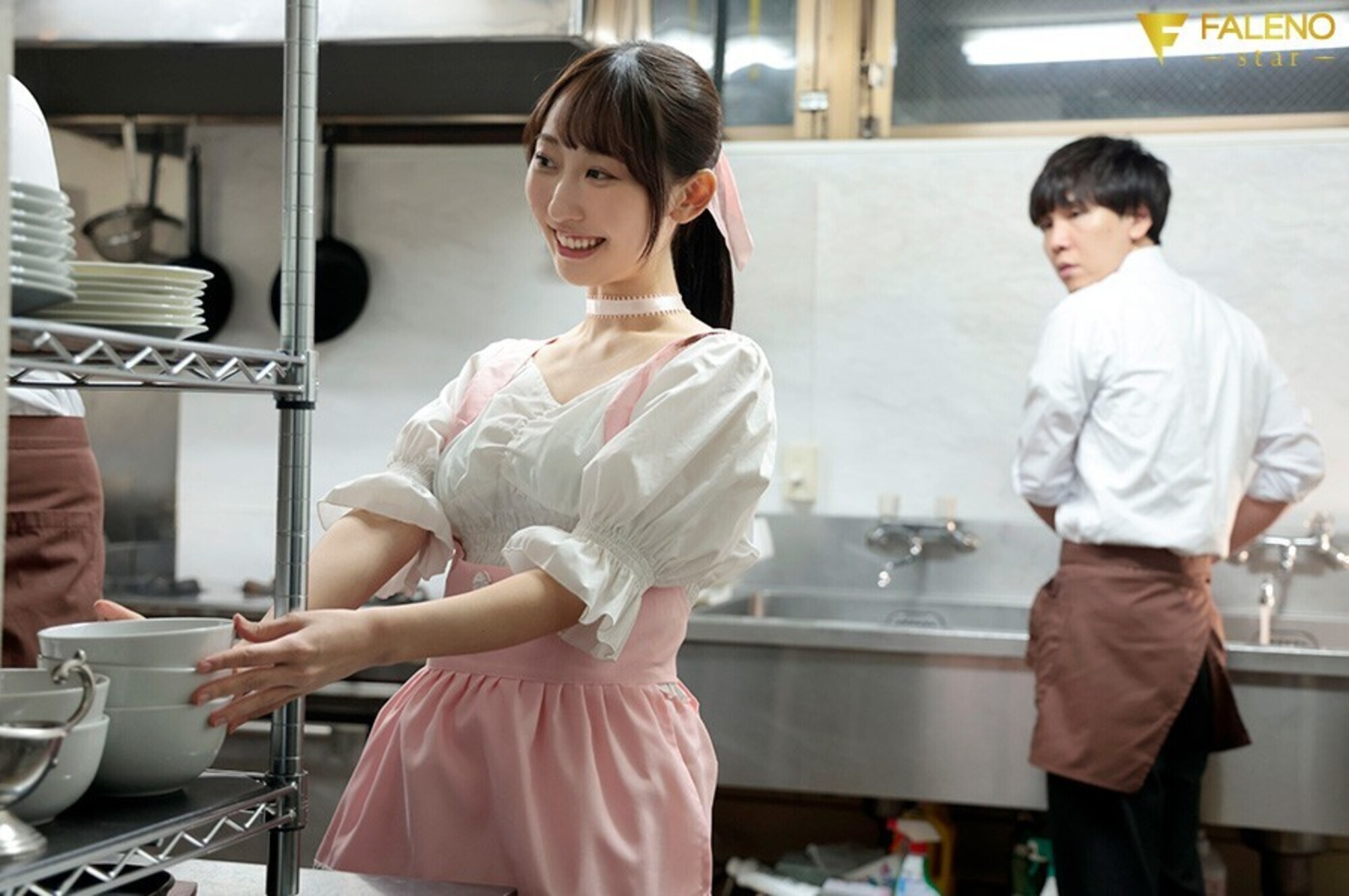 バイト中に彼氏を嫉妬させ仕事中にガン突きSEX 声も出せない状況に興奮して連続イキするド変態ウェイトレス 山下紗和 画像1
