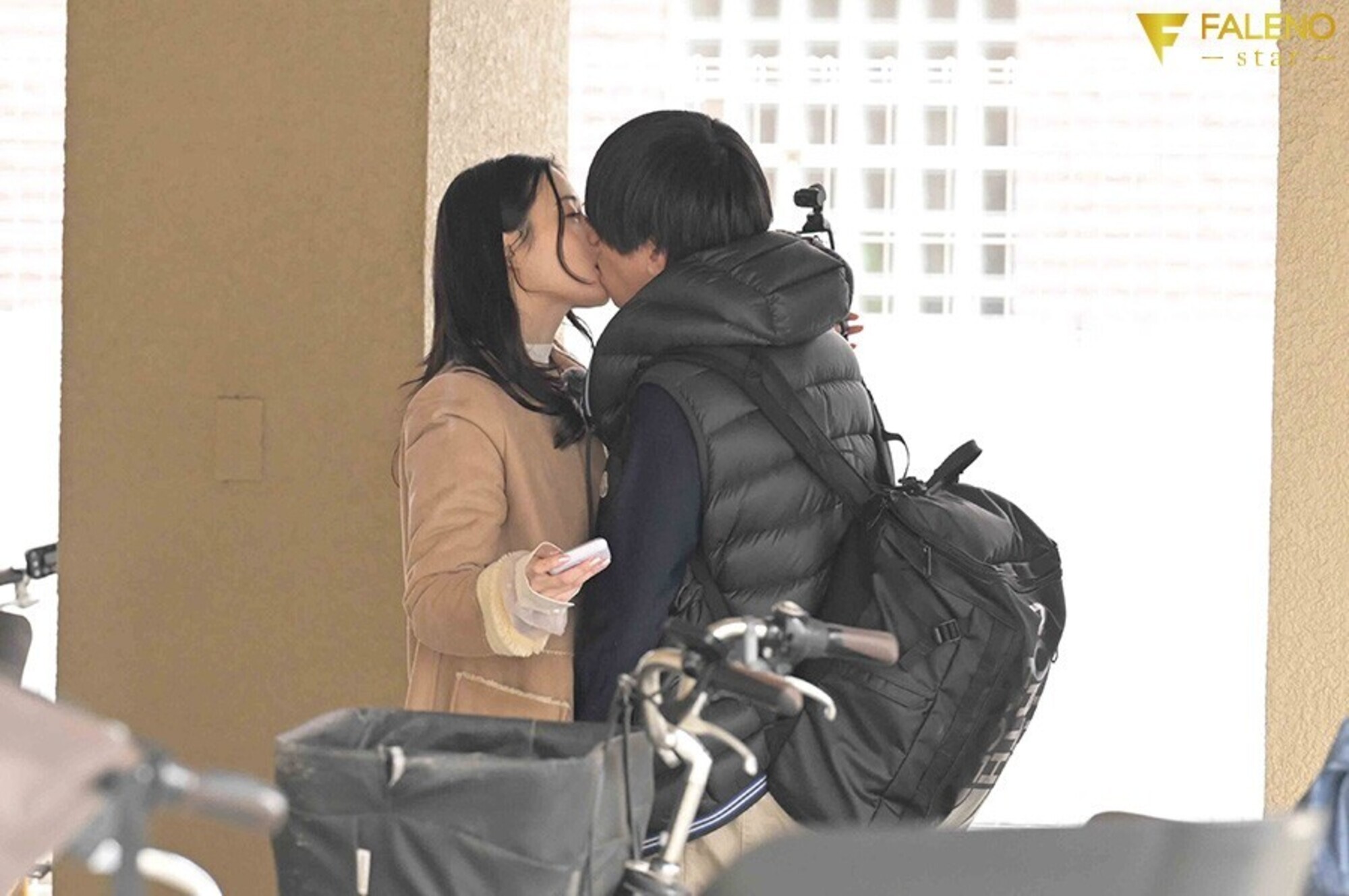 「いまから私とキスしてみませんか?」吉高寧々がいきなり素人さんを逆ナンパ!街中でキス 30 秒で勃起したら合格、さらにお部屋で言葉責め手コキに耐えられたらご褒美SEXあげちゃいます。 吉高寧々 画像7