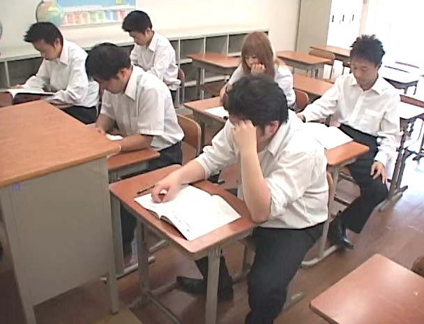 皆が居るのに無理やり手コキする女 画像19