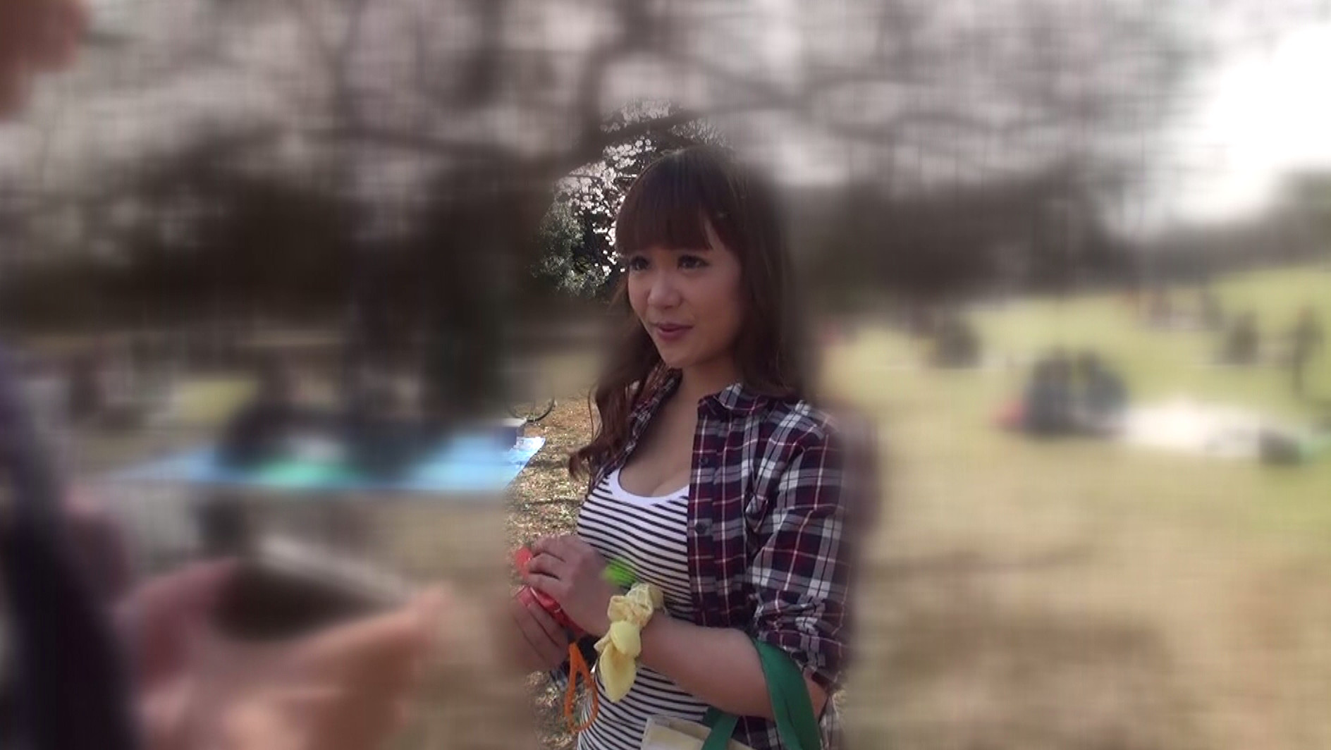 某朝食で有名な三ツ星店で働く看板娘をお花見会場でガチ恋ナンパして脱がせてみたら・・・ 画像1