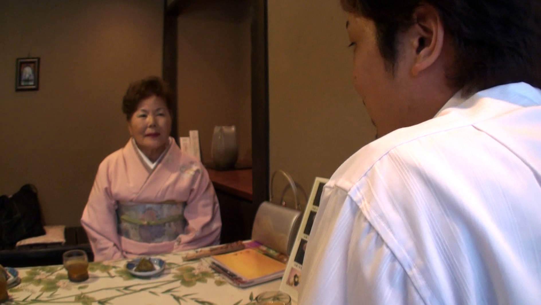 兵庫の某老舗温泉旅館女将が古希の長寿祝いでAVデビュー 港優子 70歳 画像1