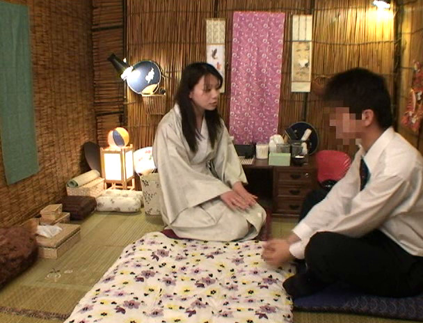 潜入!!人妻専門耳かき店08 画像1