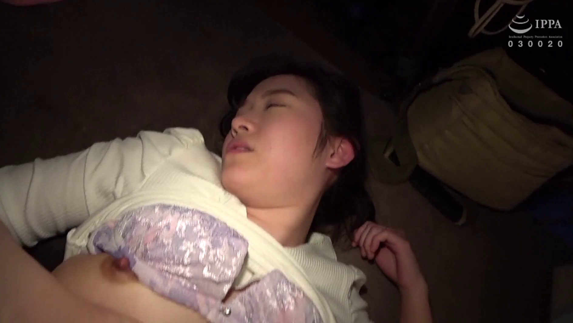 人妻NTR 酔いつぶれた旦那さんのすぐ側で奥さんを寝取る 04 画像4