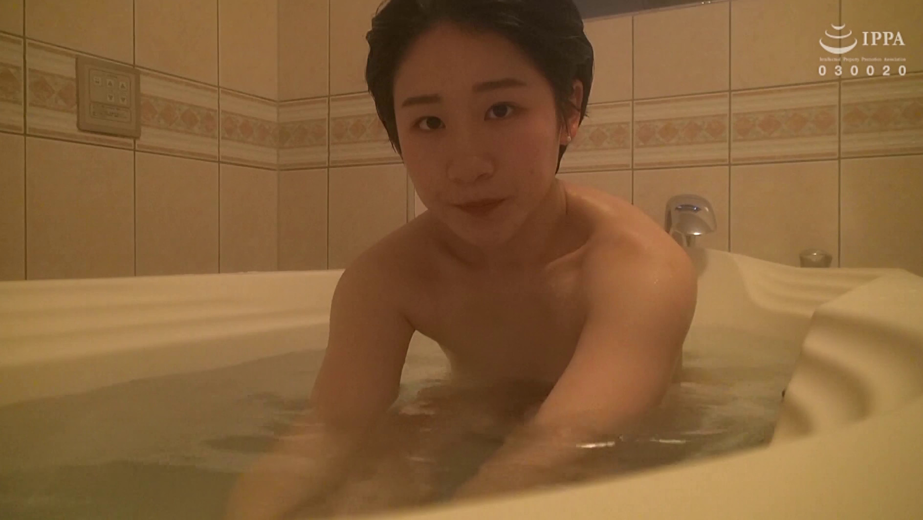人妻自撮りNTR 寝取られ報告ビデオ 07 人妻・景子(仮名) 二十二歳、結婚一年目 子供なし、会社員 画像4