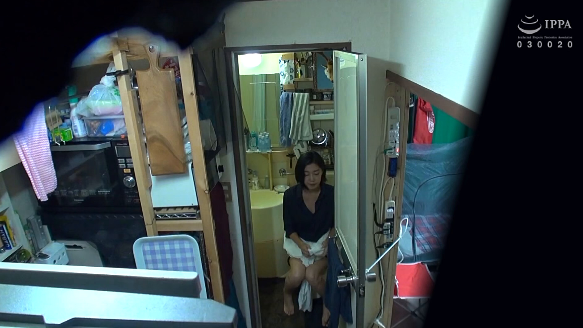 自分の部屋に泊まることになった妻の女友達 「人妻頼恵さん(仮名)四十五歳」に当然のように手を出してしまうワタシ 07 画像1