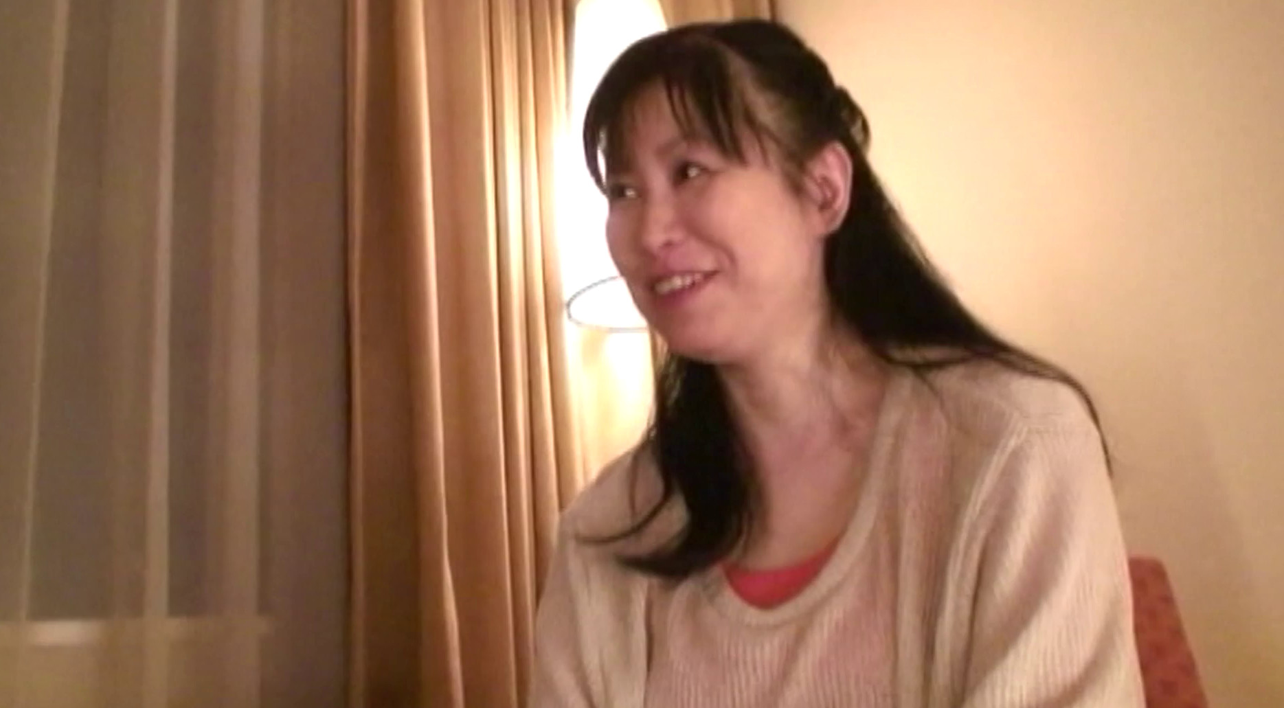 人妻ナンパ 街頭でエロそうな奥様方に声掛けてホテルに連れ込みオッパイ揉んで乳首を舐めてマン〇をイジって生チンしゃぶらせ挿入してザーメン中出し 画像8