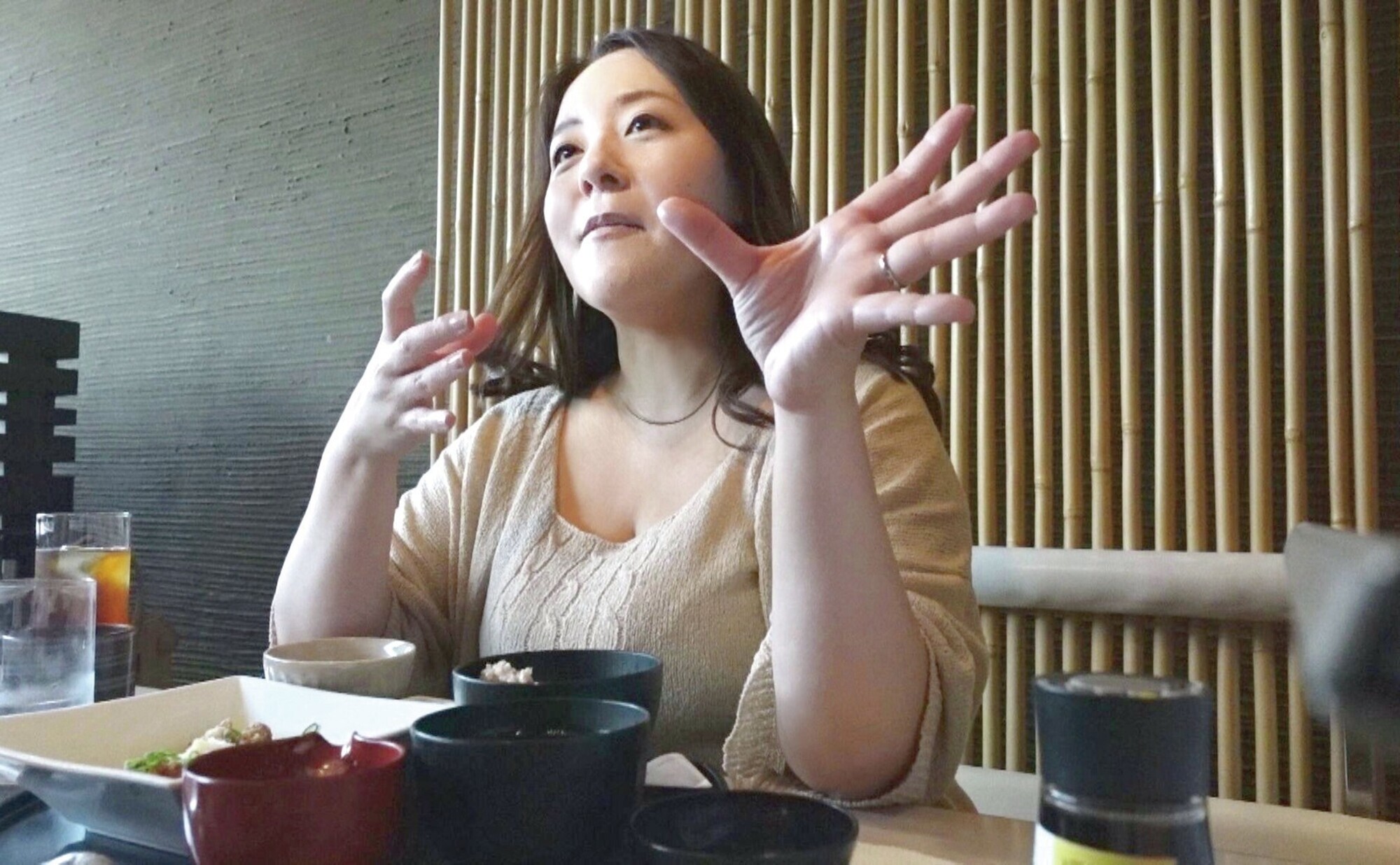 豊満ボディの人妻がひと時の不倫を楽しむ 画像3
