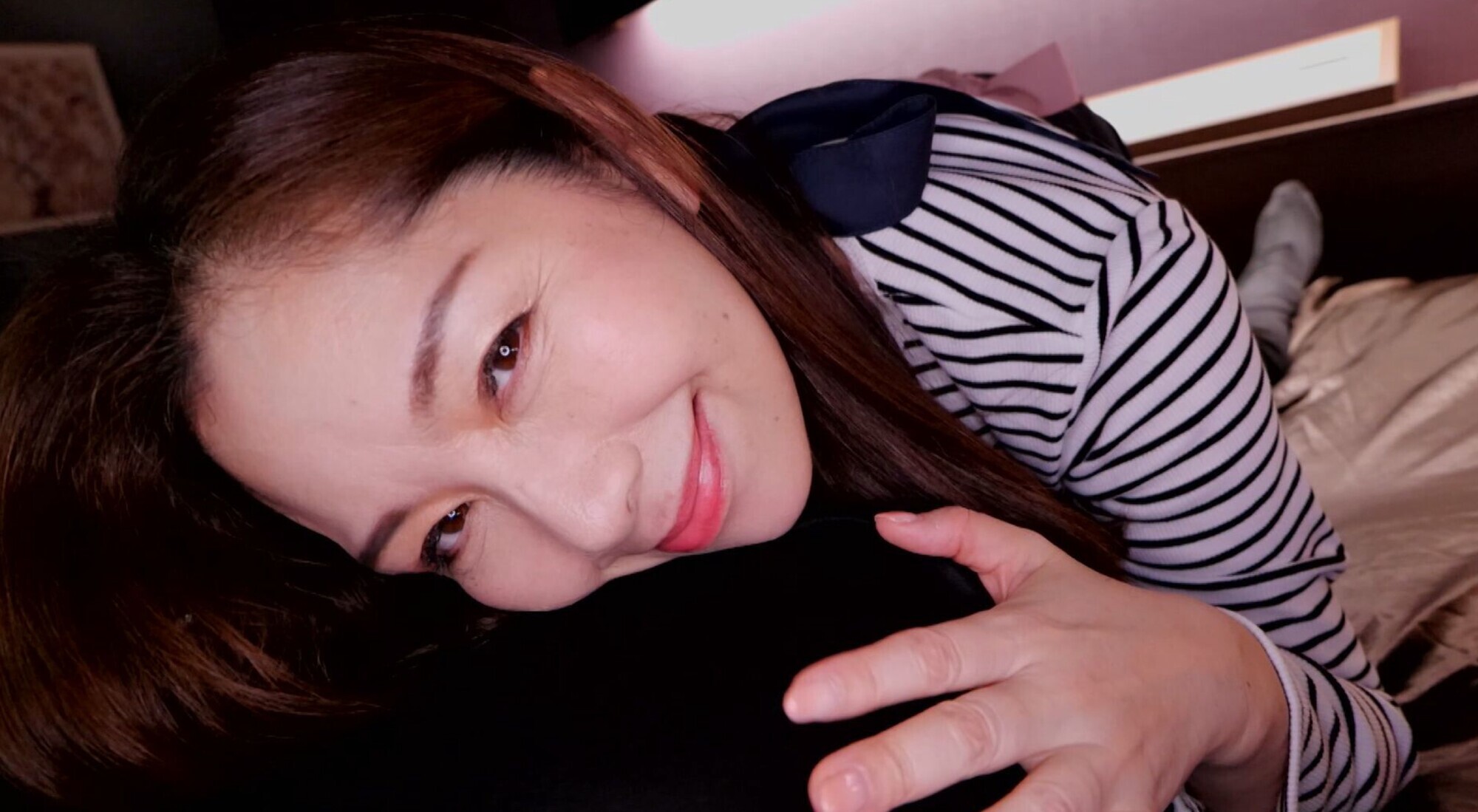 甘えん坊M男に乳首舐め手コキ 画像2