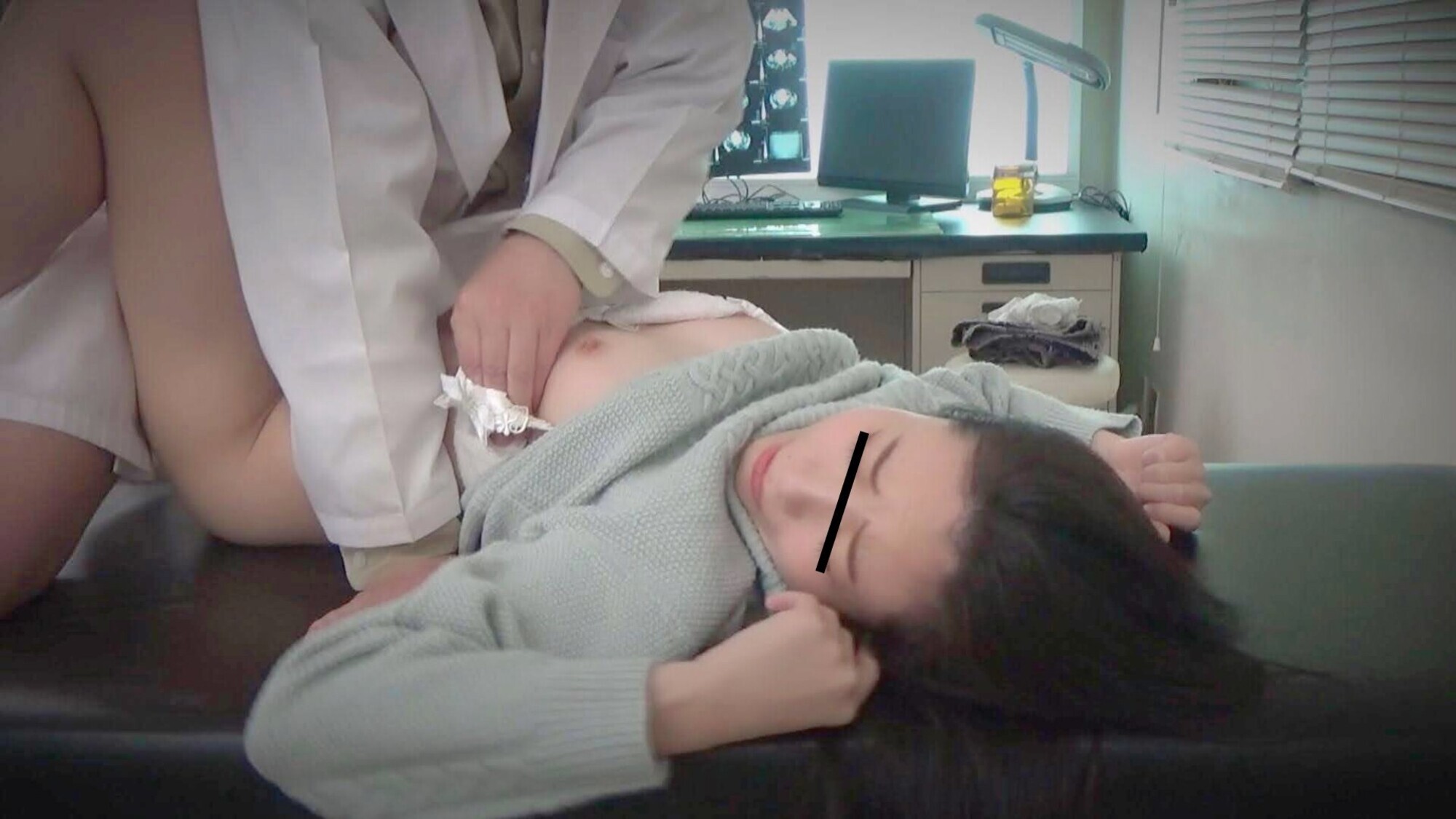 【産婦人科検診】診察に感じてしまう推定Gカップの美巨乳妻。「これって治療ですか??」 画像11