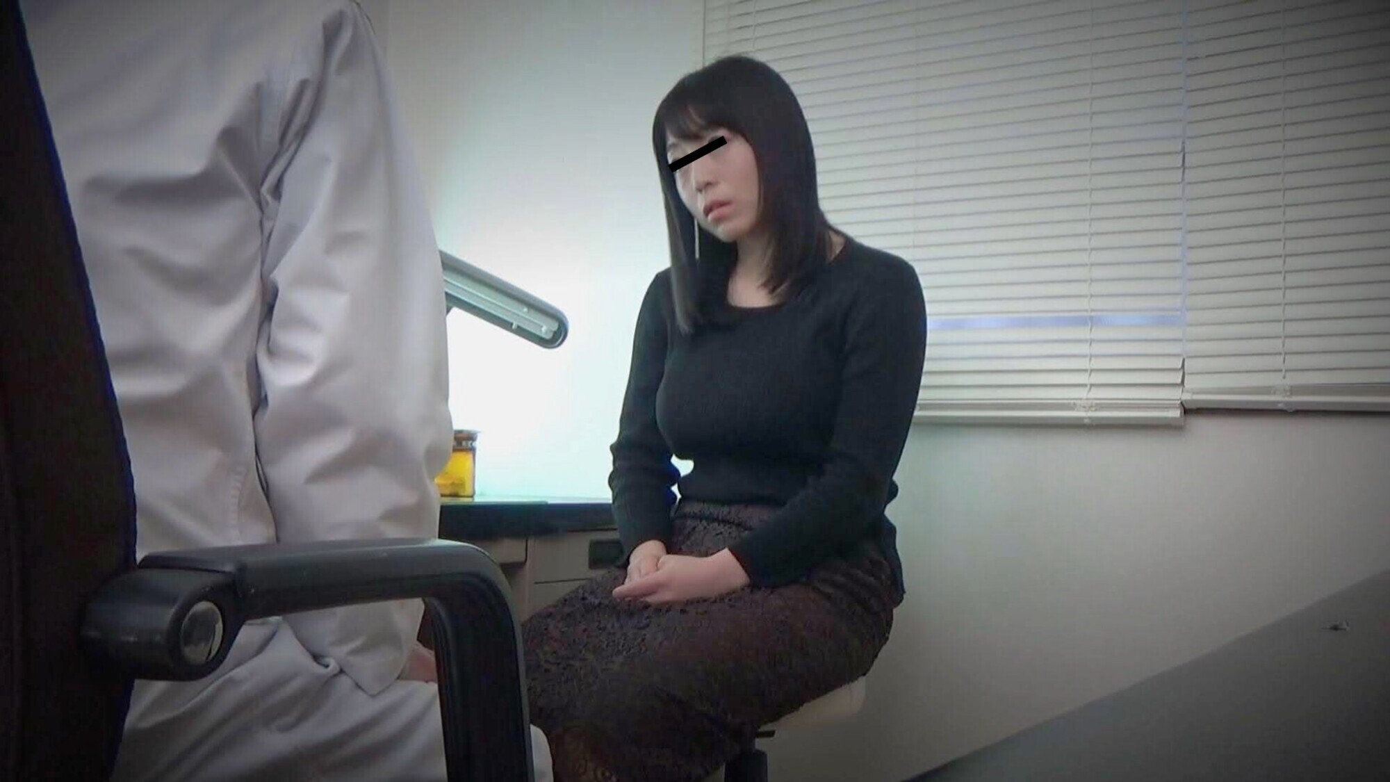 【産婦人科検診】診察に感じてしまう推定Gカップの美巨乳妻。「これって治療ですか??」 画像12