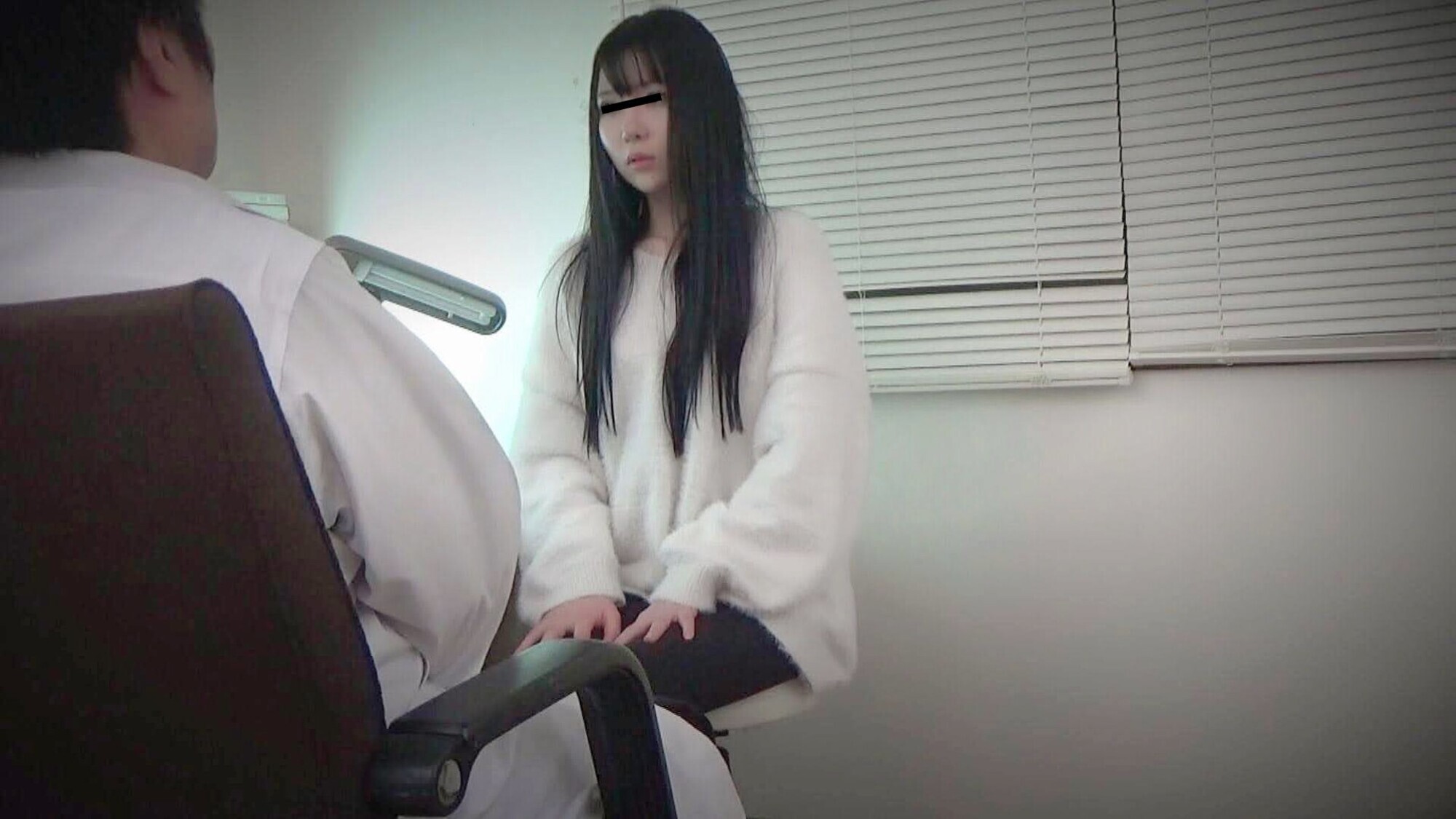 【産婦人科検診】スレンダー美白妻は超敏感絶叫!「ここは病院ですから、お静かにお願いします!」 画像1