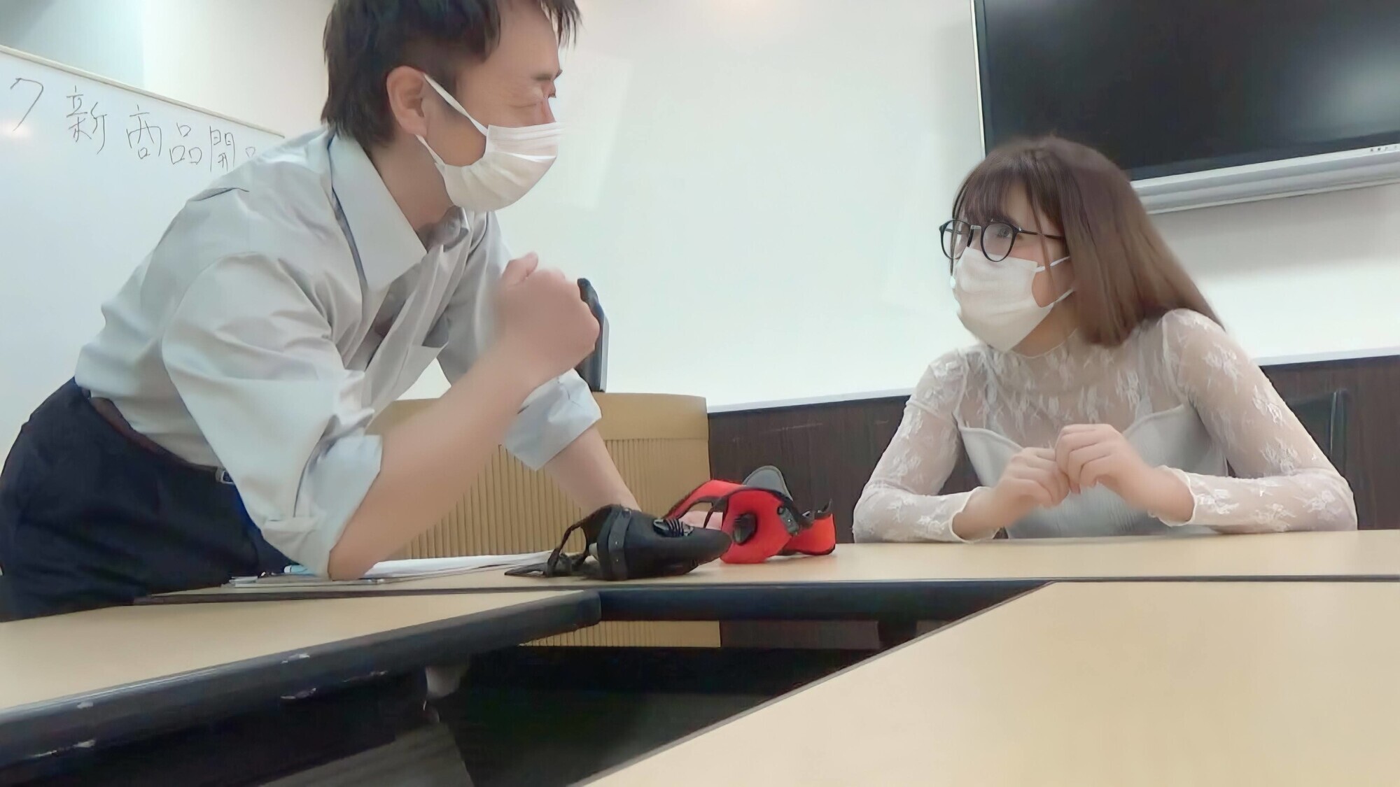 【ハメ撮り流出】パイパン娘!剛毛美女!の玉手箱。陰部を執拗に弄り舐めまわしいやらしくねちゃねちゃとピストンを繰り返し中出しまで行う男。 画像1