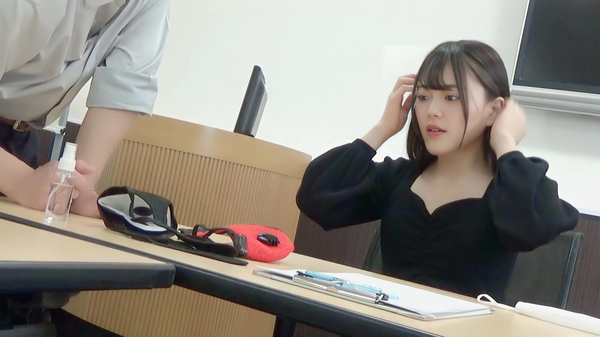 【ハメ撮り流出】パイパンお嬢様の筋マンが締まり良過ぎて即(生中)発射してしまった件。 画像2