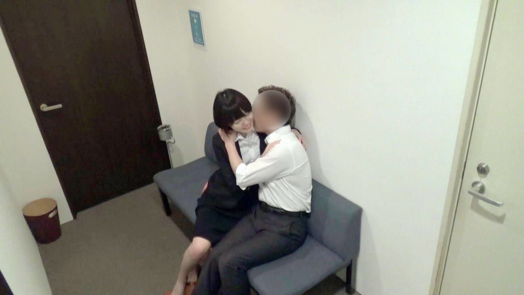 残業中の社内性交!スレンダー淫乱眼鏡女子!!!開脚鬼手マンで痙攣逝き!!! 画像1