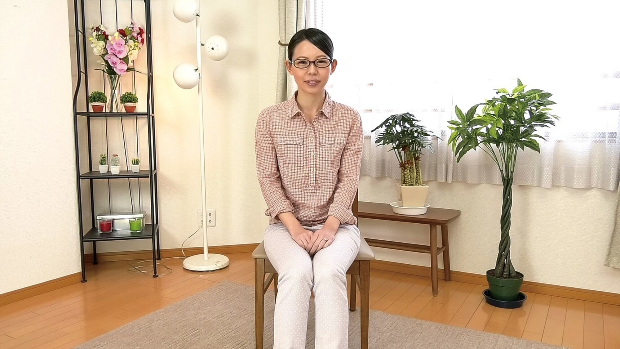 真面目そうな見た目で、どエロ願望を引っ提げてAV出演したスレンダー人妻 画像1