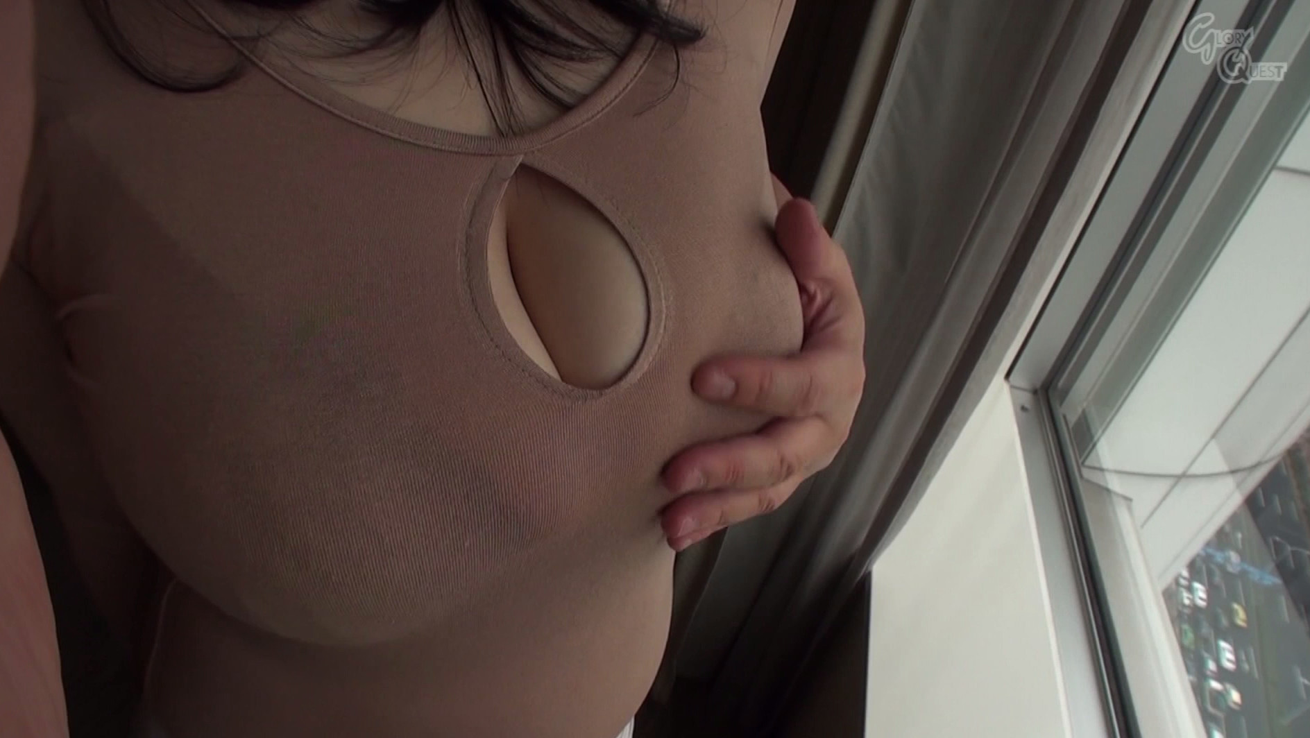 そのデカ過ぎる胸ゆえ不謹慎な着衣爆乳のお姉さん 95cmIカップ 画像10
