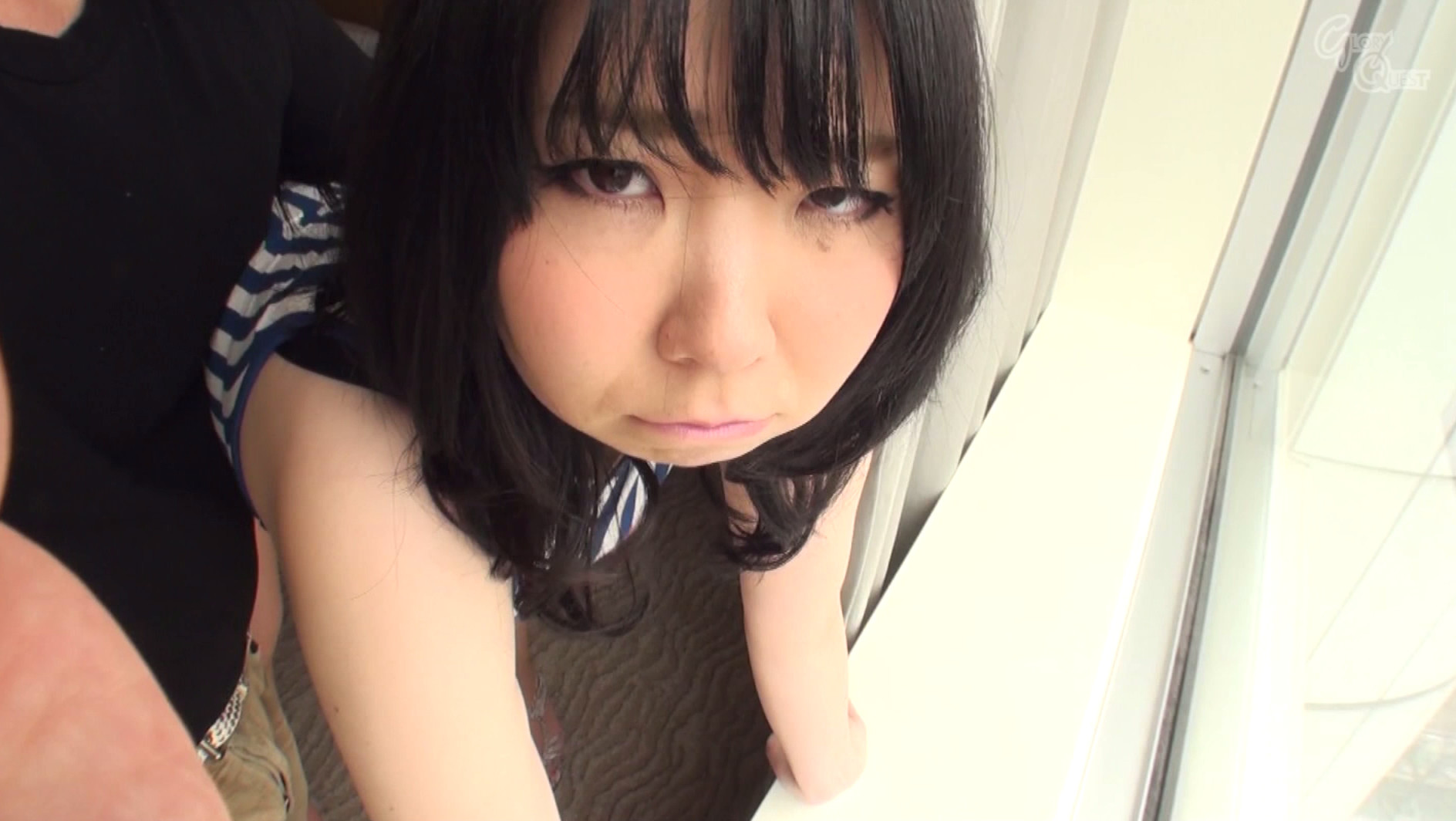 そのデカ過ぎる胸ゆえ不謹慎な着衣爆乳のお姉さん 95cmIカップ 画像13