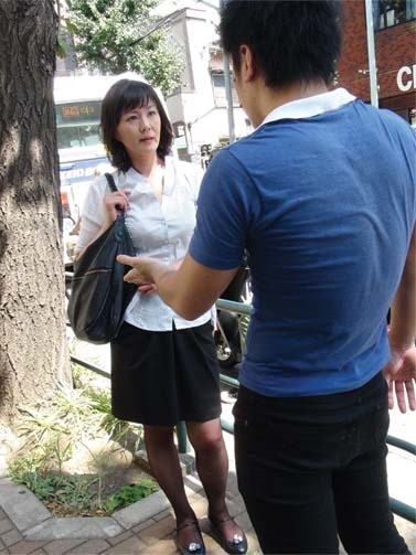 素人おばさんナンパ 3「私みたいなおばさんとしたいの?」イケメン男に口説かれ恥じらいセックスしてしまう熟女たち 15人!4時間! 画像20