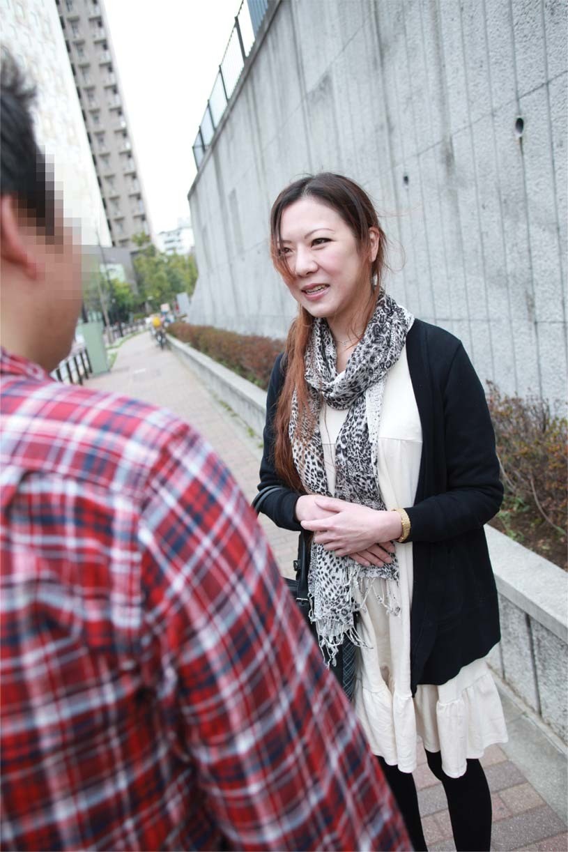 素人おばさんナンパ 4「私みたいなおばさんとしたいの?」媚薬マッサージを施されセックスしてしまうセレブ妻たち15人!4時間! 画像12