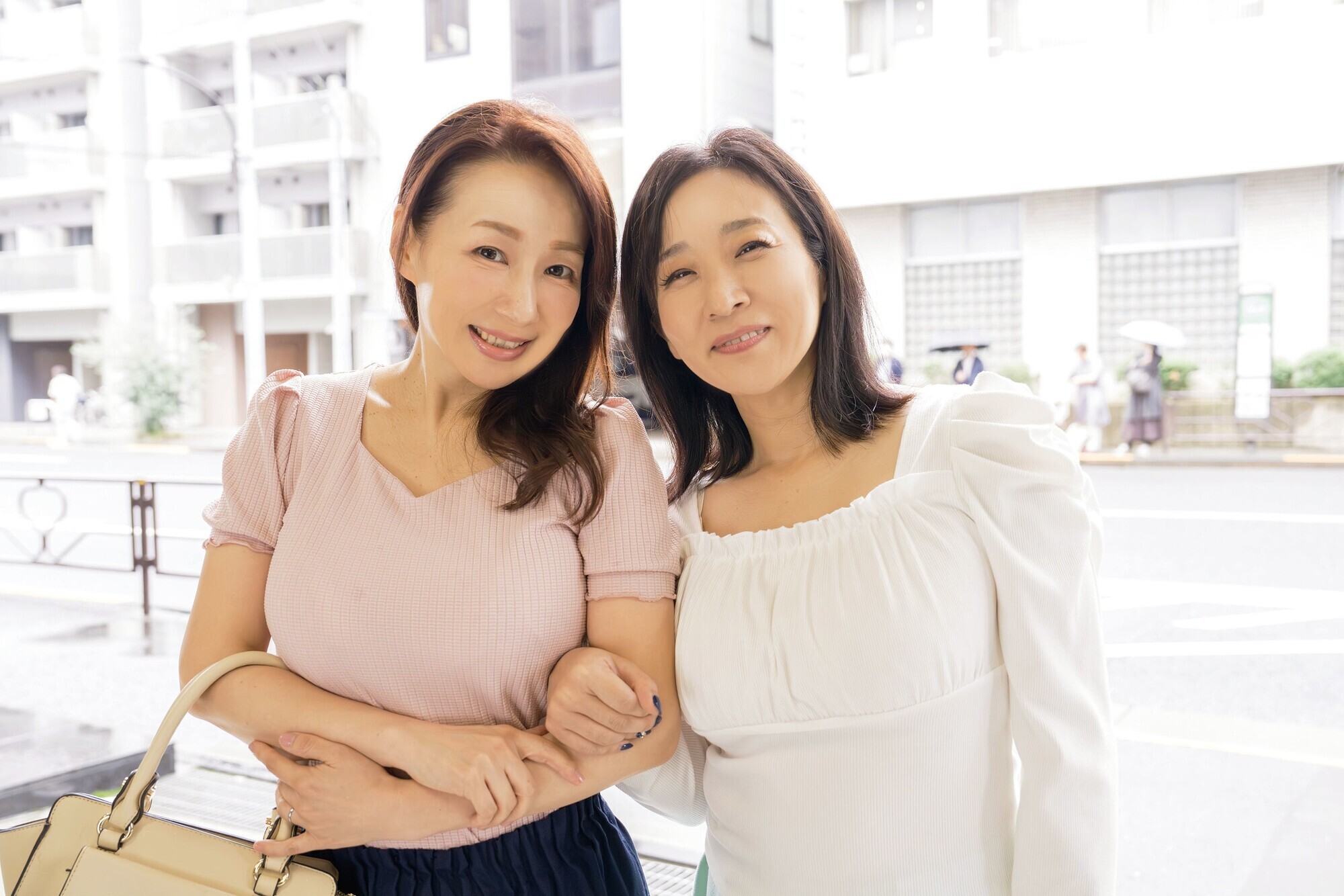 素人ナンパ中出し!! 美熟妻姉妹編12 画像1