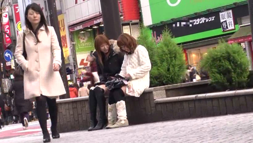 ニューハーフが素人娘に声掛けて女同士だからと油断させカラオケに連れ込んで勃起した女好きニューハーフチ○ポでヤレルのか? 画像1