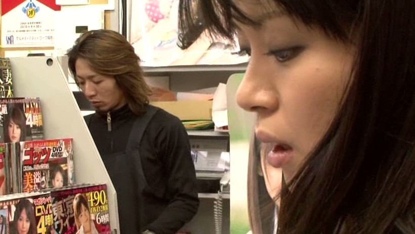 ビデオ屋さんのアダルトコーナーで妖艶巨乳人妻と目が合って勃起してしまった僕のチンチン 画像21