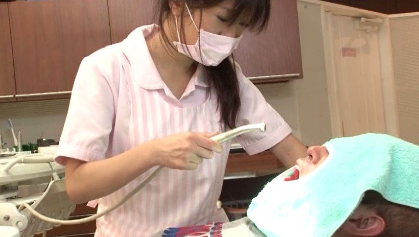優しいと評判の女だけの歯科医で勃起しちゃったらギュッと肉棒を握りしめられた 画像11