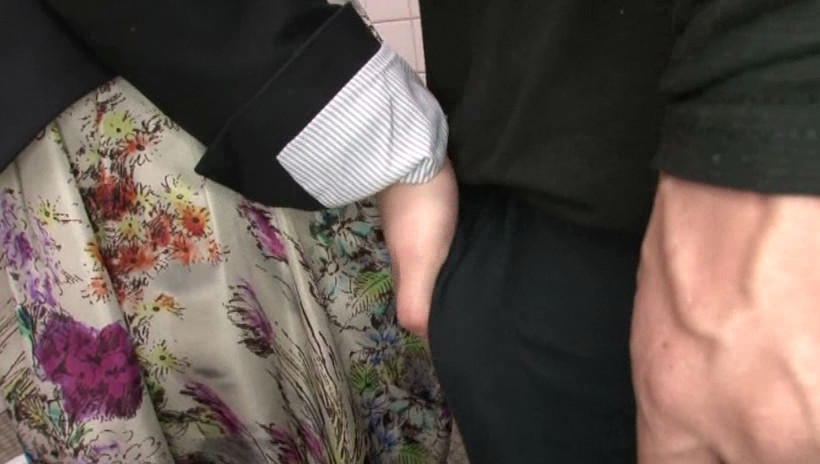 スーパーの共用便所で僕の生チ○ポを見た若妻は瞳を潤ませて手を伸ばしてきた 画像20