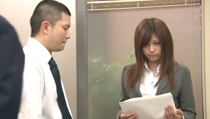 隠れて夫の上司と接吻している新妻は我慢できずに入れたがる さとう遥希 画像16