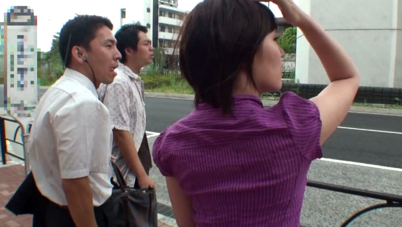 満員バスで隣り合わせになった知り合いの奥さんと、身動きが出来ないほど密着して思わず勃起してしまったけど拒まれなかった 画像13