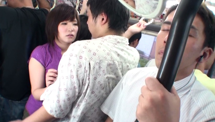 満員バスで隣り合わせになった知り合いの奥さんと、身動きが出来ないほど密着して思わず勃起してしまったけど拒まれなかった 画像20