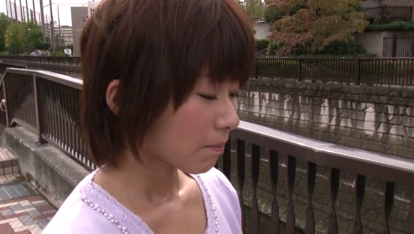 お人よし若妻は中年男にコロッとだまされて極太チ○ポをズッポリ挿入された 大石美咲 画像1