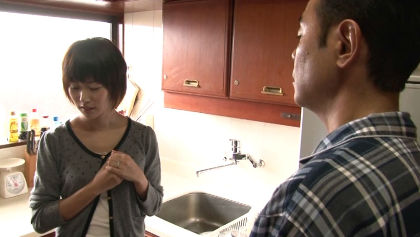 お人よし若妻は中年男にコロッとだまされて極太チ○ポをズッポリ挿入された 大石美咲 画像4
