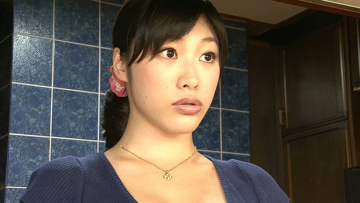 50過ぎの義父だけど、息子の嫁にジッと見つめられたら我慢できなくて●る 春原未来 画像1