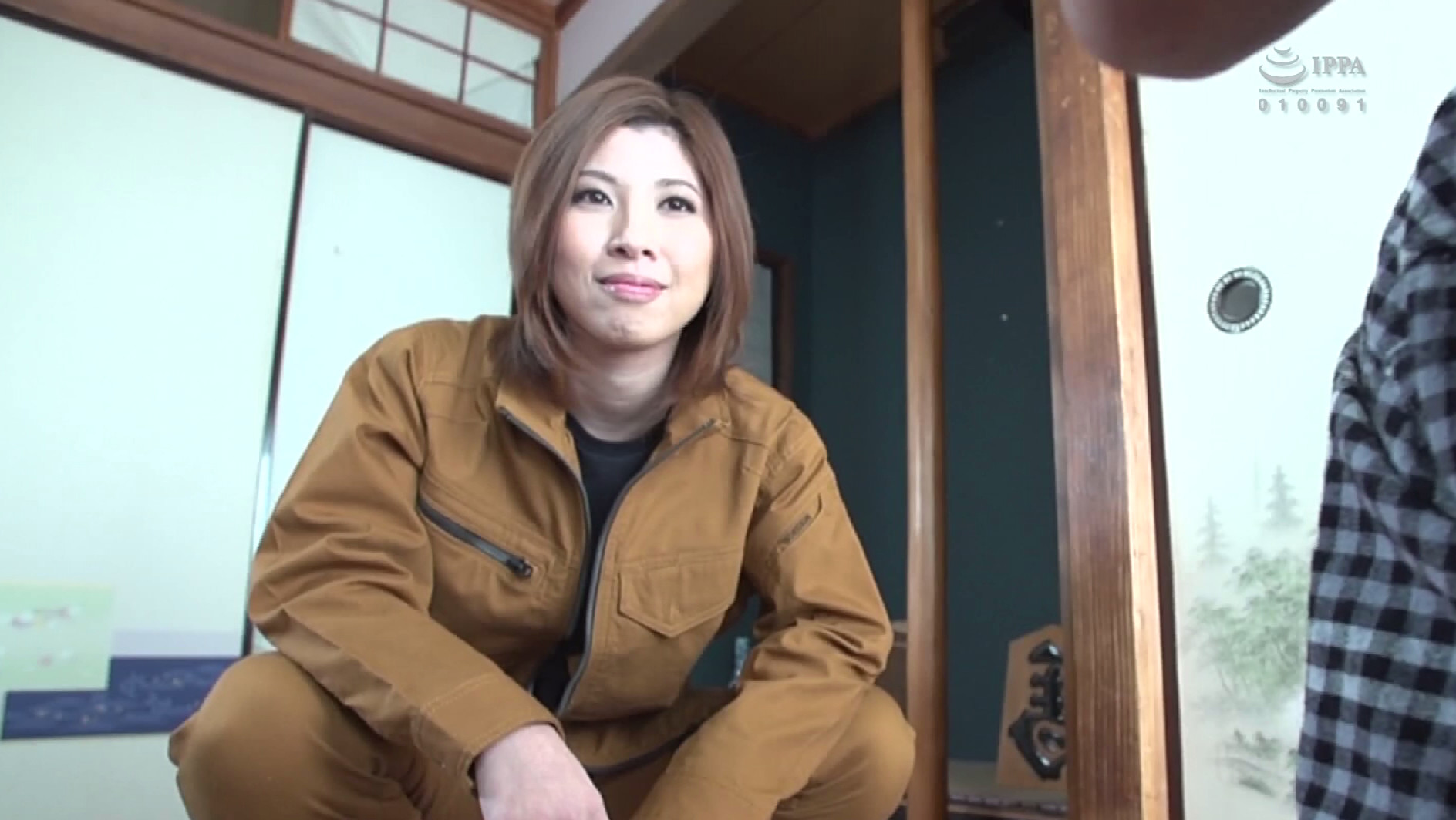 工事現場で働く男装の娘 躰を壊した父の代わりに男になりすまし華奢な躰で健気に働く27歳の年頃の娘は 素性がバレて我慢できない男達の性処理をさせられた 石倉真季 画像2