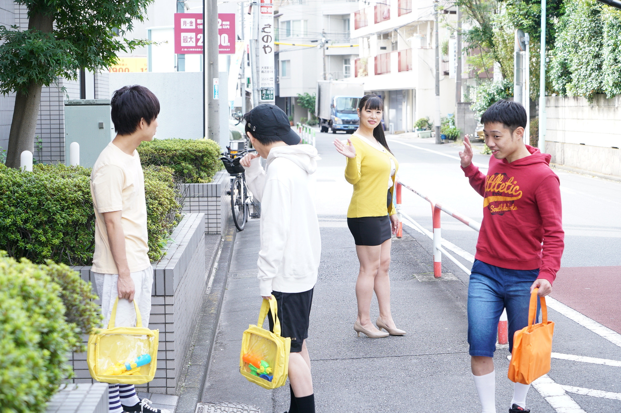 息子の友達のマセガキ共に性処理させられザーメンまみれの母親 ~春菜はな~ 画像1
