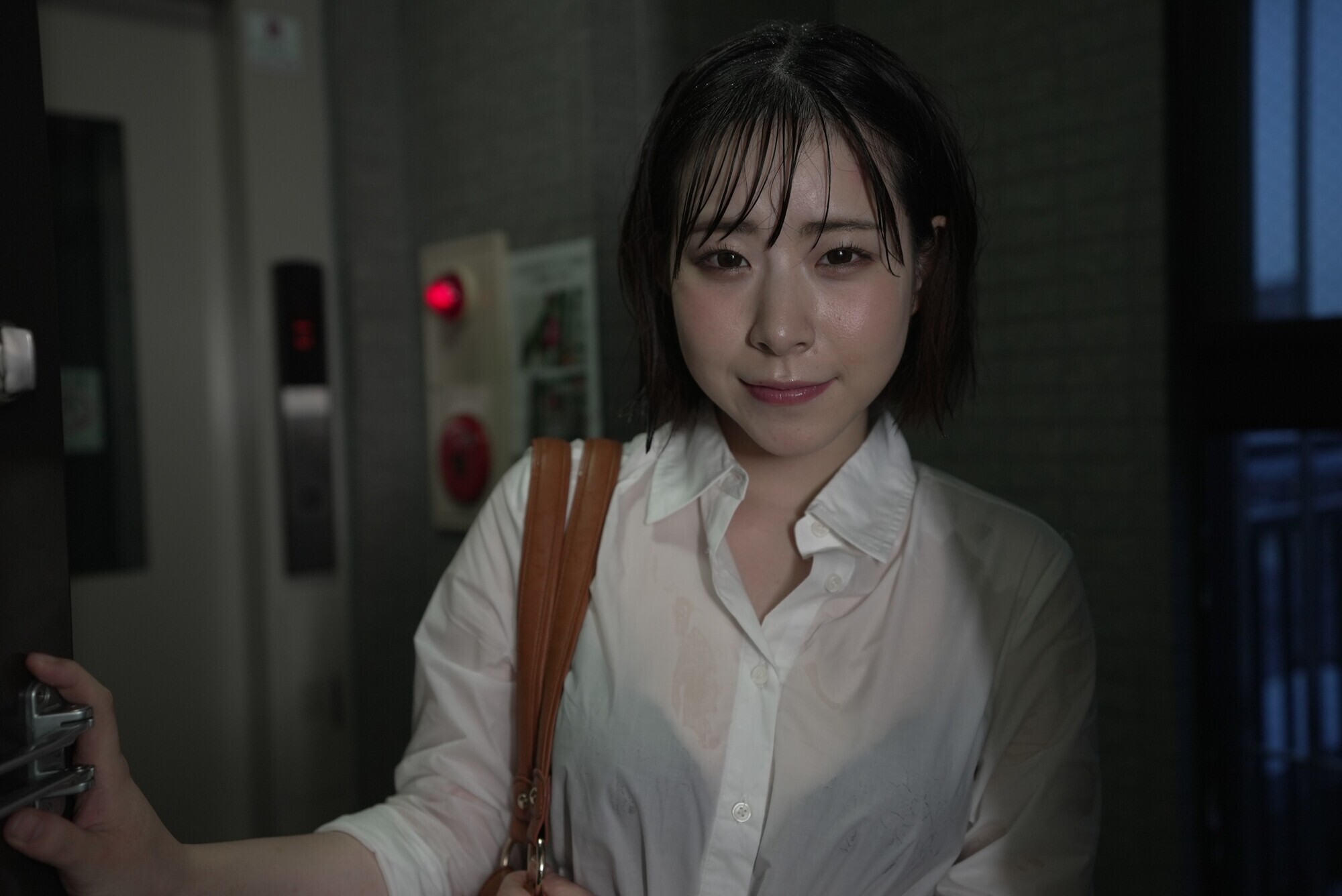 小悪魔顔で優しく誘惑してくるヤリマンすぎるデカ尻家庭教師 沙月恵奈 画像3
