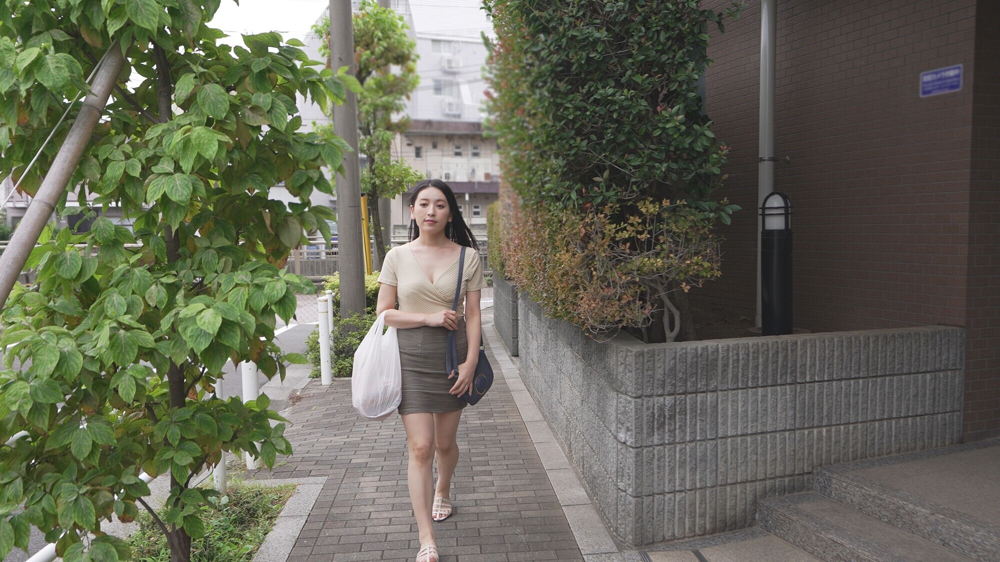 セックスレスで性欲を持て余した美人妻がデカ尻から溢れる色気を漂わせてさりげなく誘惑してくる 紗々原ゆり 画像2