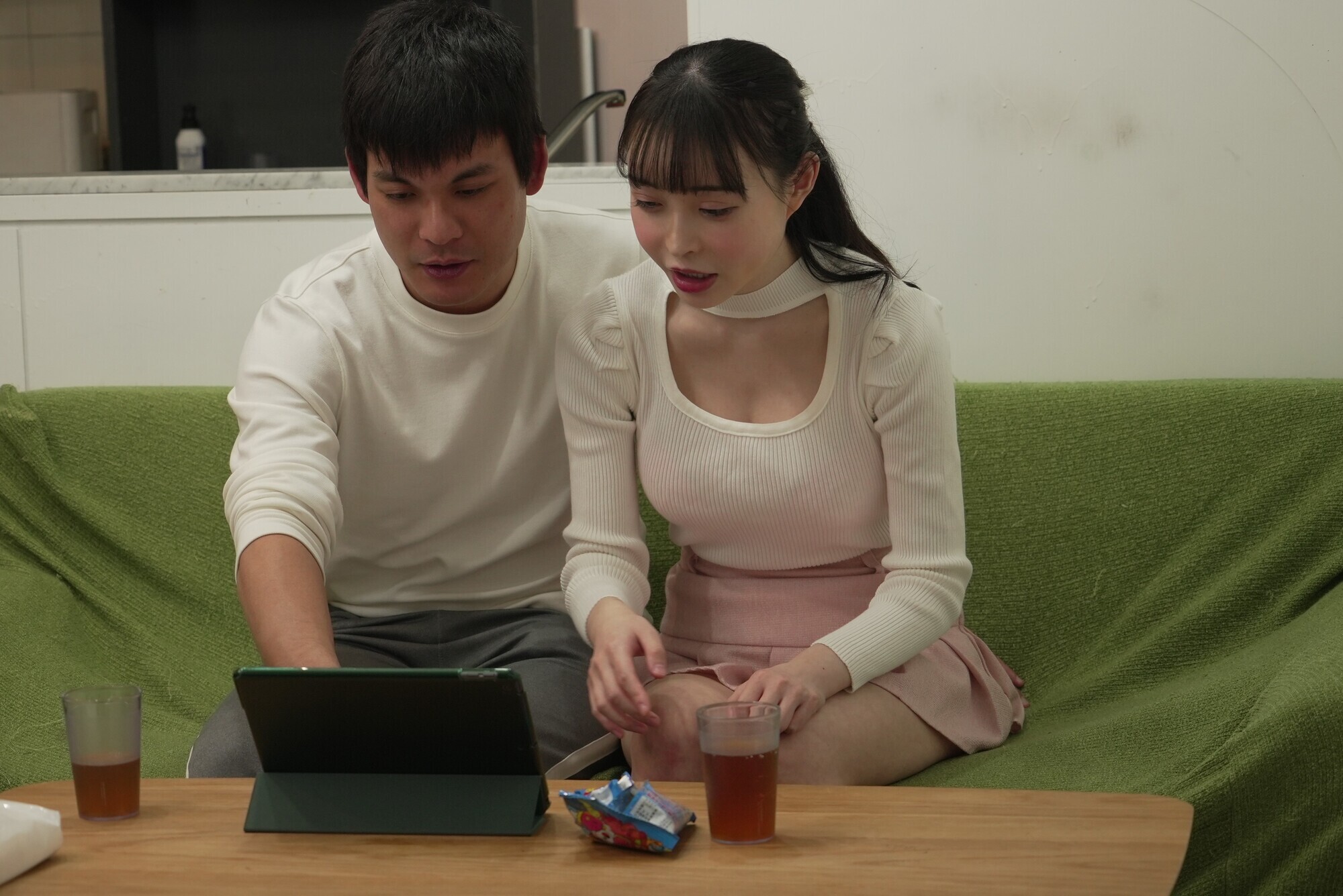 家の中のバレそうな場所でこっそり誘惑してきてスリルを楽しむ僕の彼女 真希いずみ 画像4