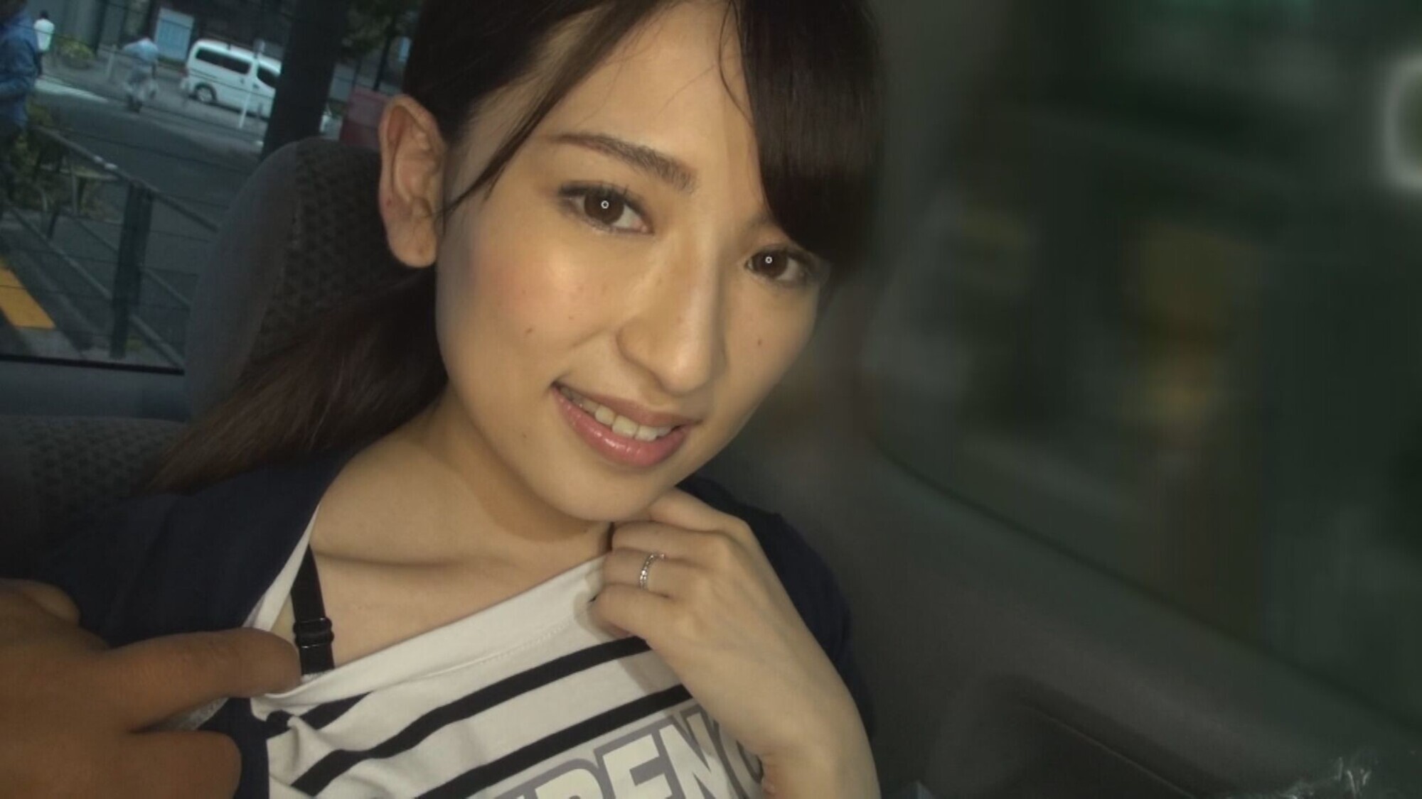 超S級美人妻ゆりさんを買い物帰りにナンパ!からの繁華街のド真ん中で車内フェラ 画像2