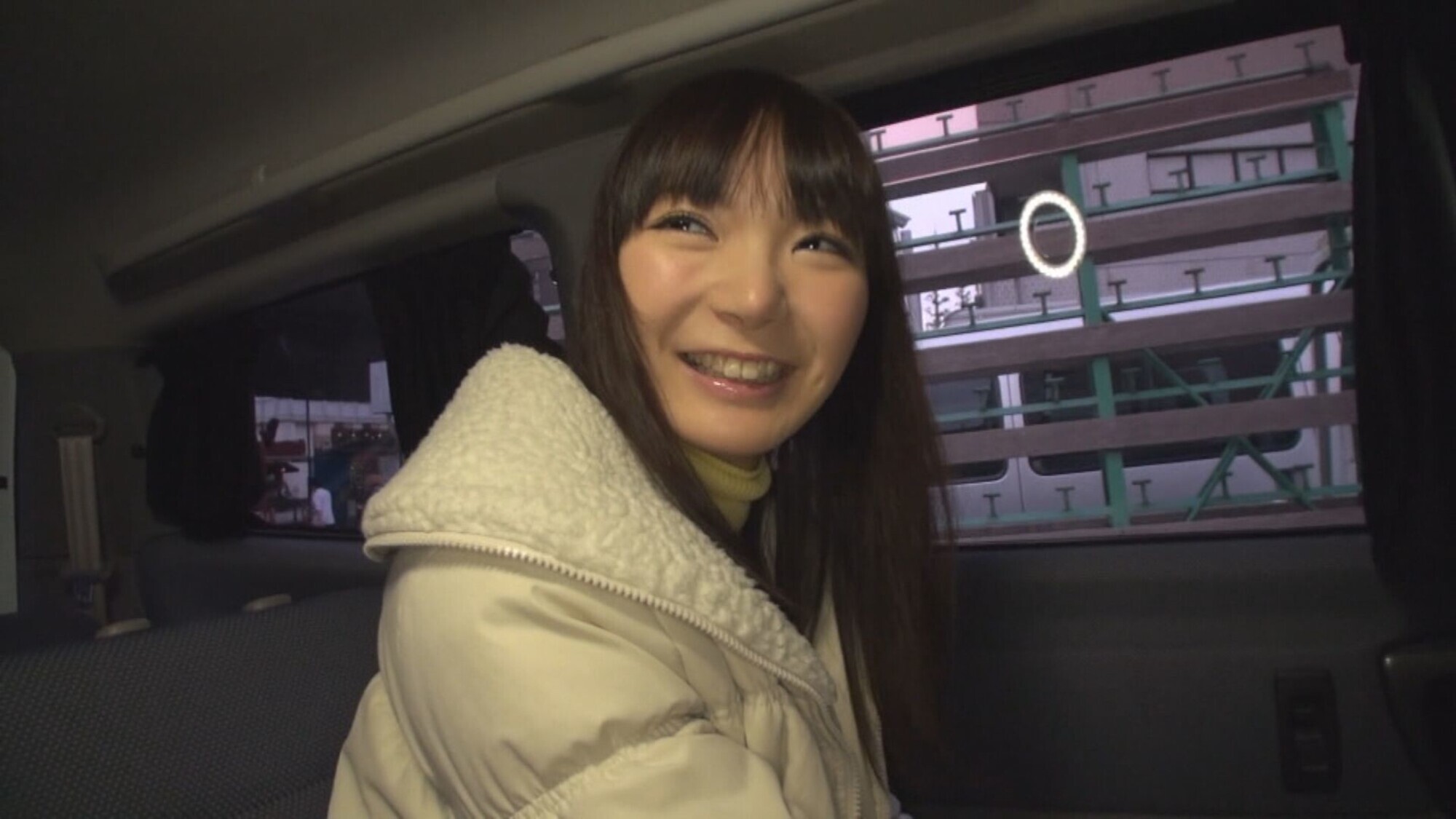 モデル並みのスタイルを持つ人妻まなさんを買い物帰りにナンパ!からの繁華街のド真ん中で車内手コキ 画像1