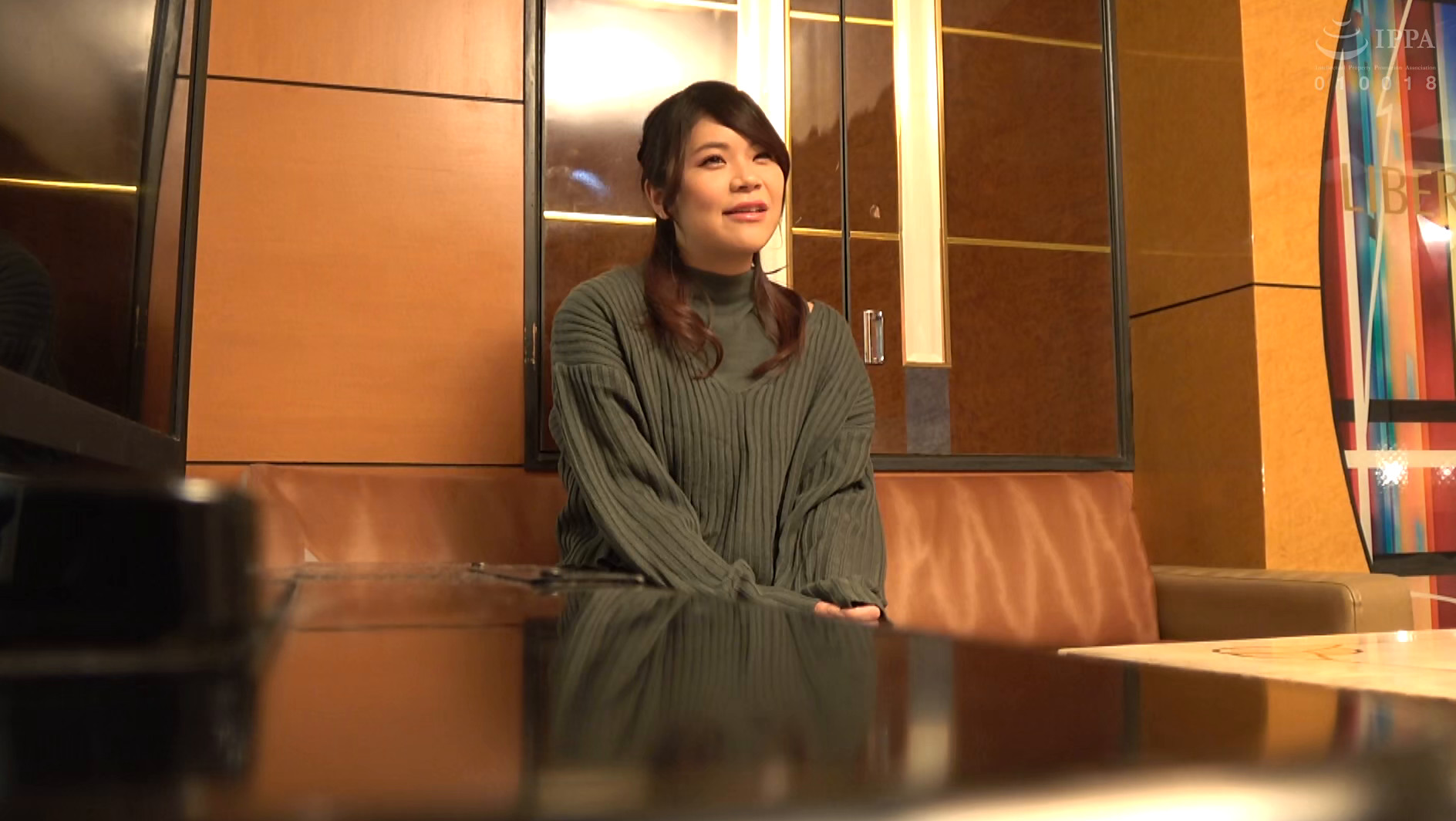 月曜から人妻ナンパ どう見ても人妻さん丸出しなのに結婚してる事を隠しがちの奥さんは日頃からワンチャンSEXを待っている!! 画像1