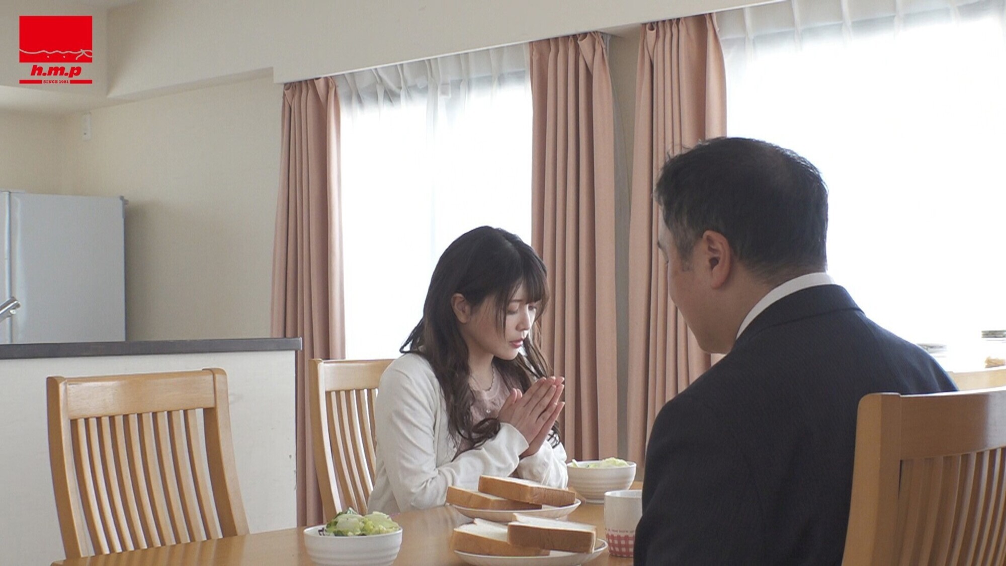 倦怠期でセックスレスの子育て夫婦。だけど俺は妻とヤリたい!ゴム無しで思う存分中出しSEXがしたい!やっぱり妻がイチバン好き。 新村あかり 画像1