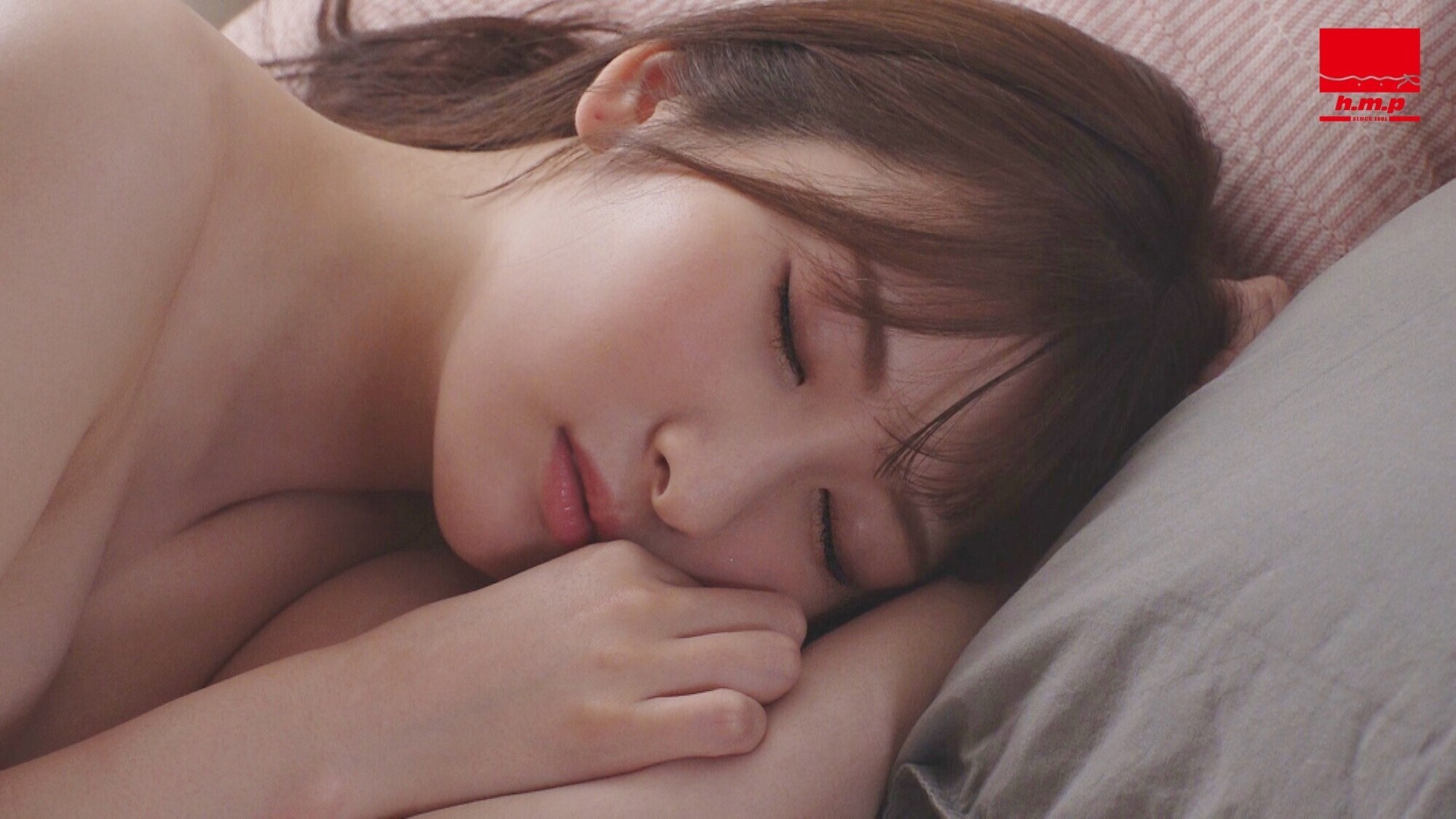 朝目覚めると僕の腕枕で昨夜お持ち帰りした(と思う・・・)記憶にない美女が寝ていた。昨夜のSEXの続きを求められて何回も中出ししてしまった。 末広純 画像1