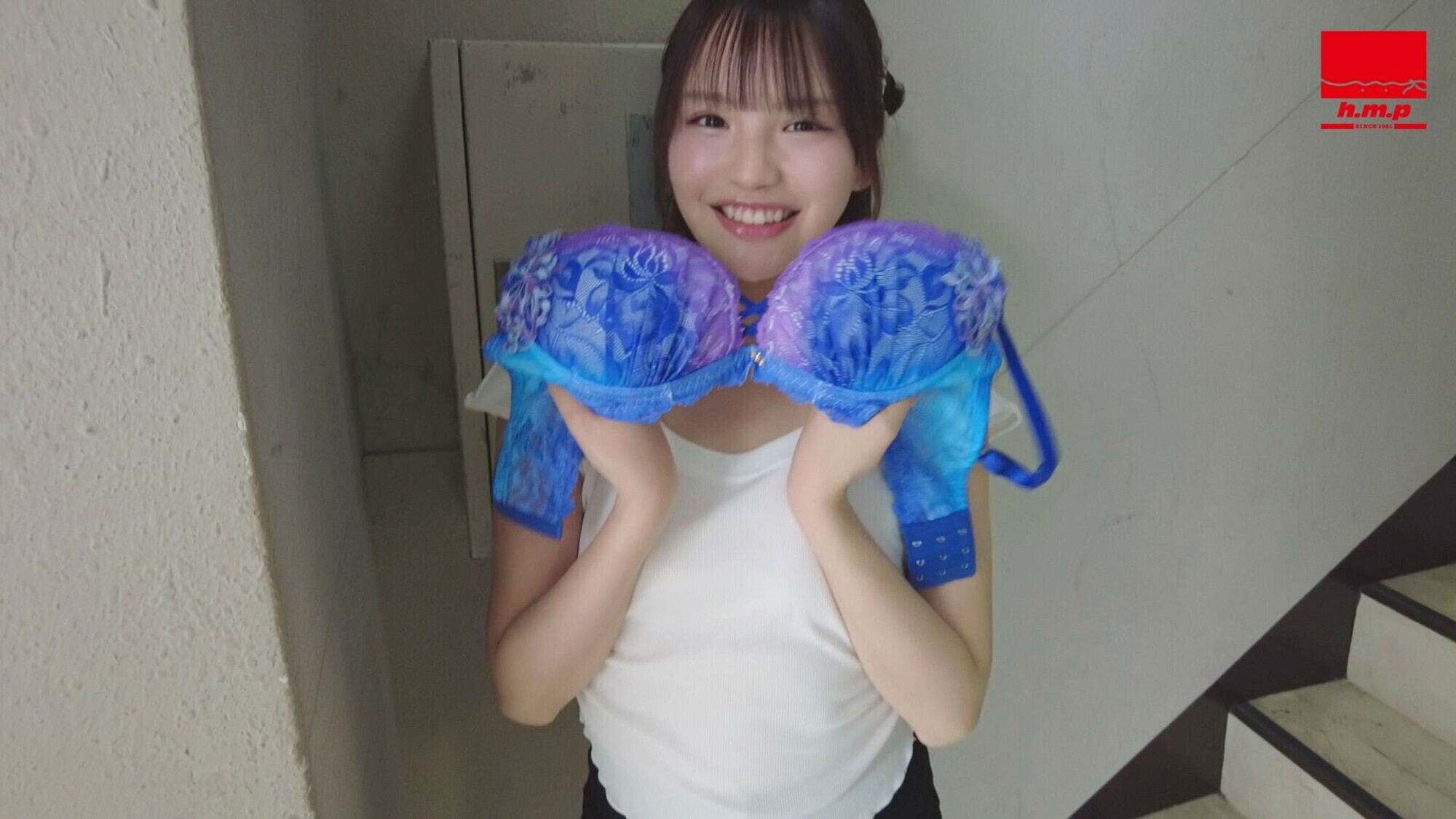 勃起乳首でノーブラ露出デート 佐藤愛瑠 画像1
