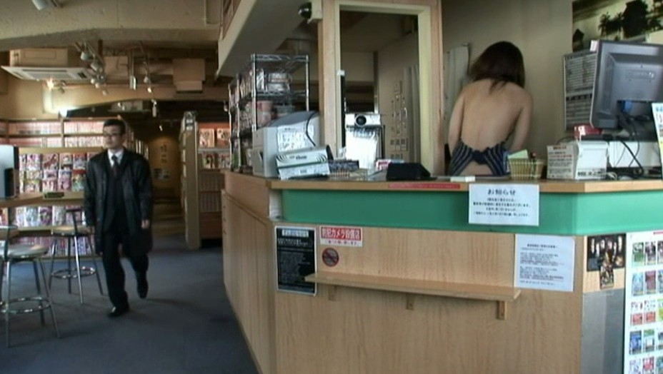 【エロ動画】ネットカフェの店員をまかされた巨乳女優をイタズら！？ イメージ7
