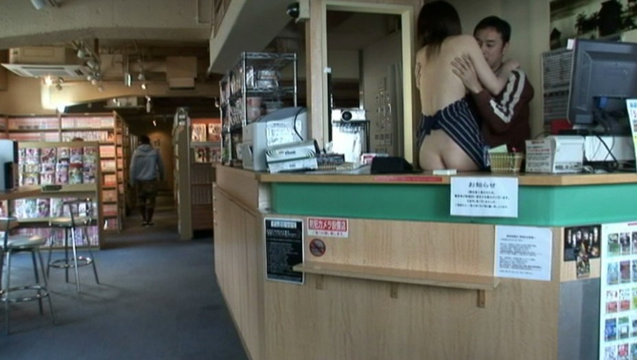 【エロ動画】ネットカフェの店員をまかされた巨乳女優をイタズら！？ イメージ11