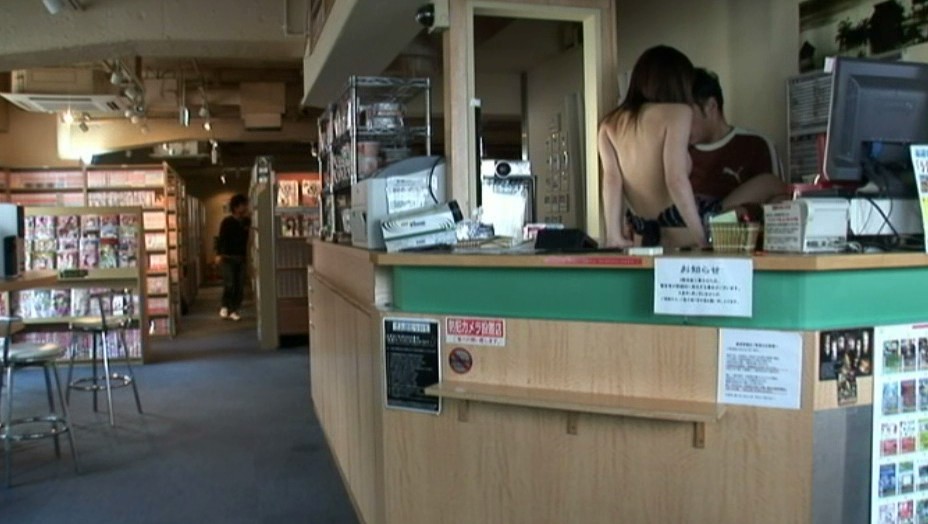 【エロ動画】ネットカフェの店員をまかされた巨乳女優をイタズら！？ イメージ16